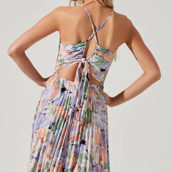 Astr the Label Blythe Floral Plisse Midi Dress. Size M - Picture 3 of 9